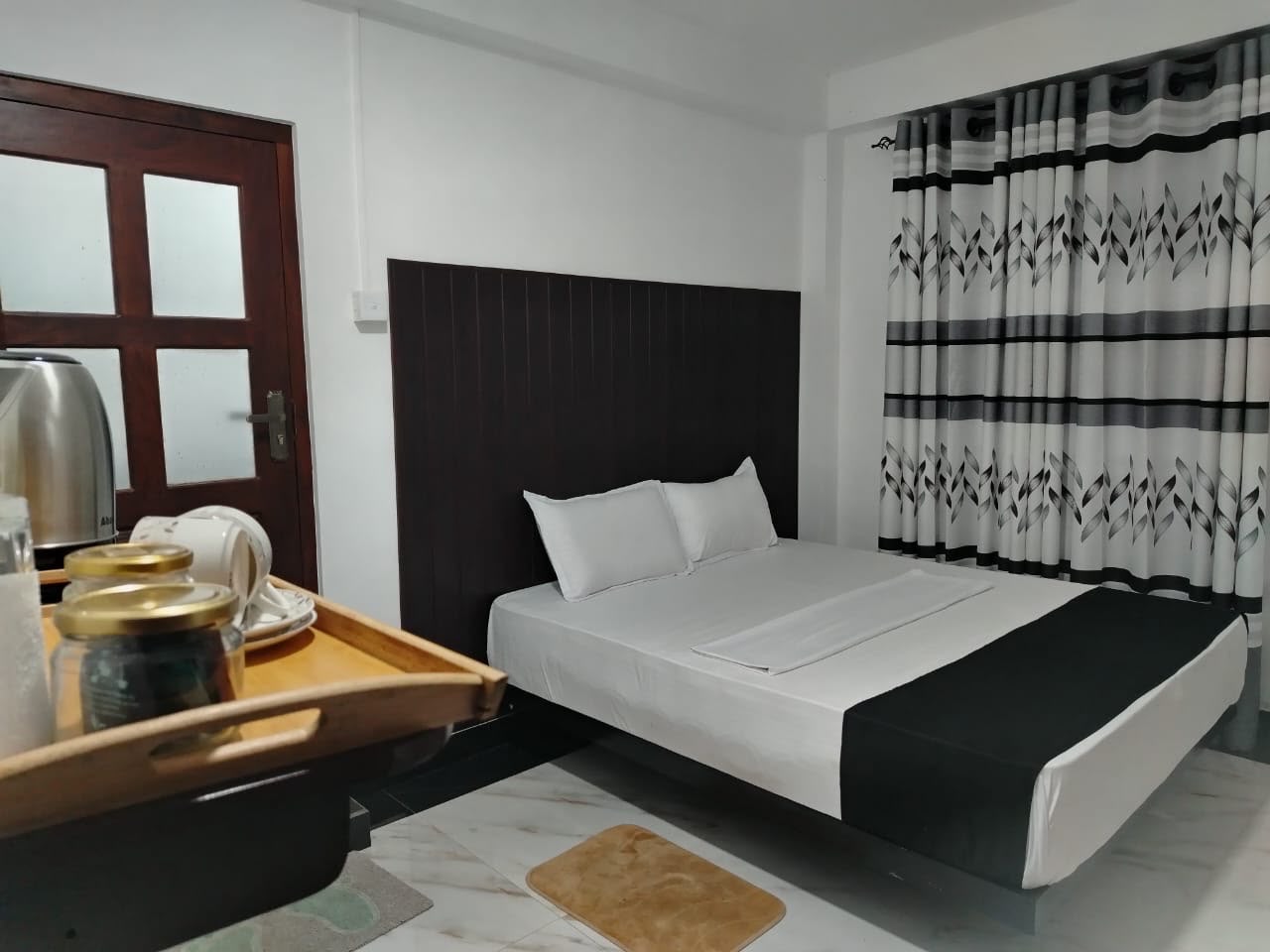 Bedroom with a double bed and fresh white linens